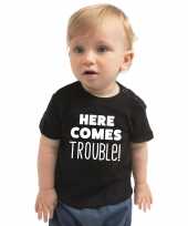 Here comes trouble cadeau t-shirt zwart baby jongens meisjes