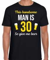 Verjaardag cadeau t-shirt 30 jaar this handsome man is 30 give beer zwart heren